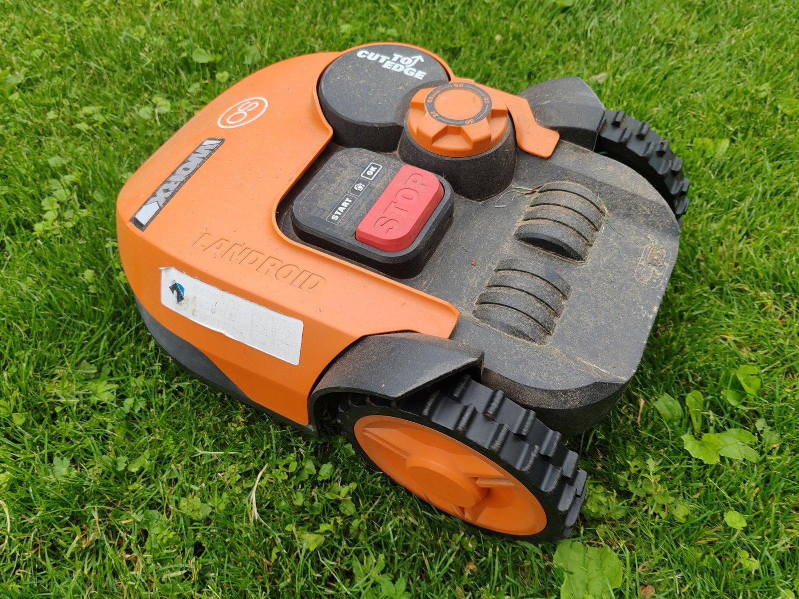 Robotic Lawn Mower Buying Guide: Yard Size and Slopes